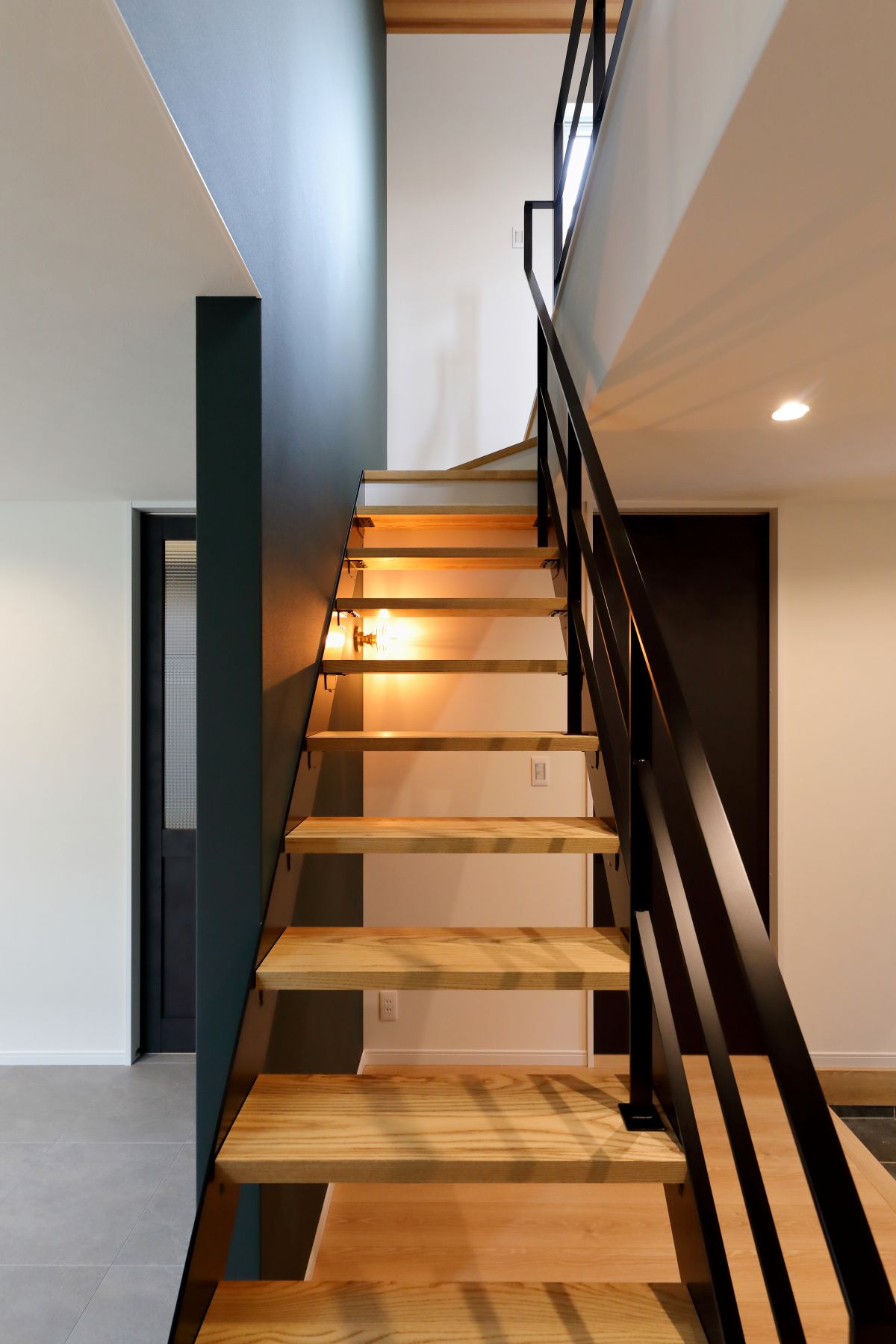 オープン階段で開放感のあるモダンハウス