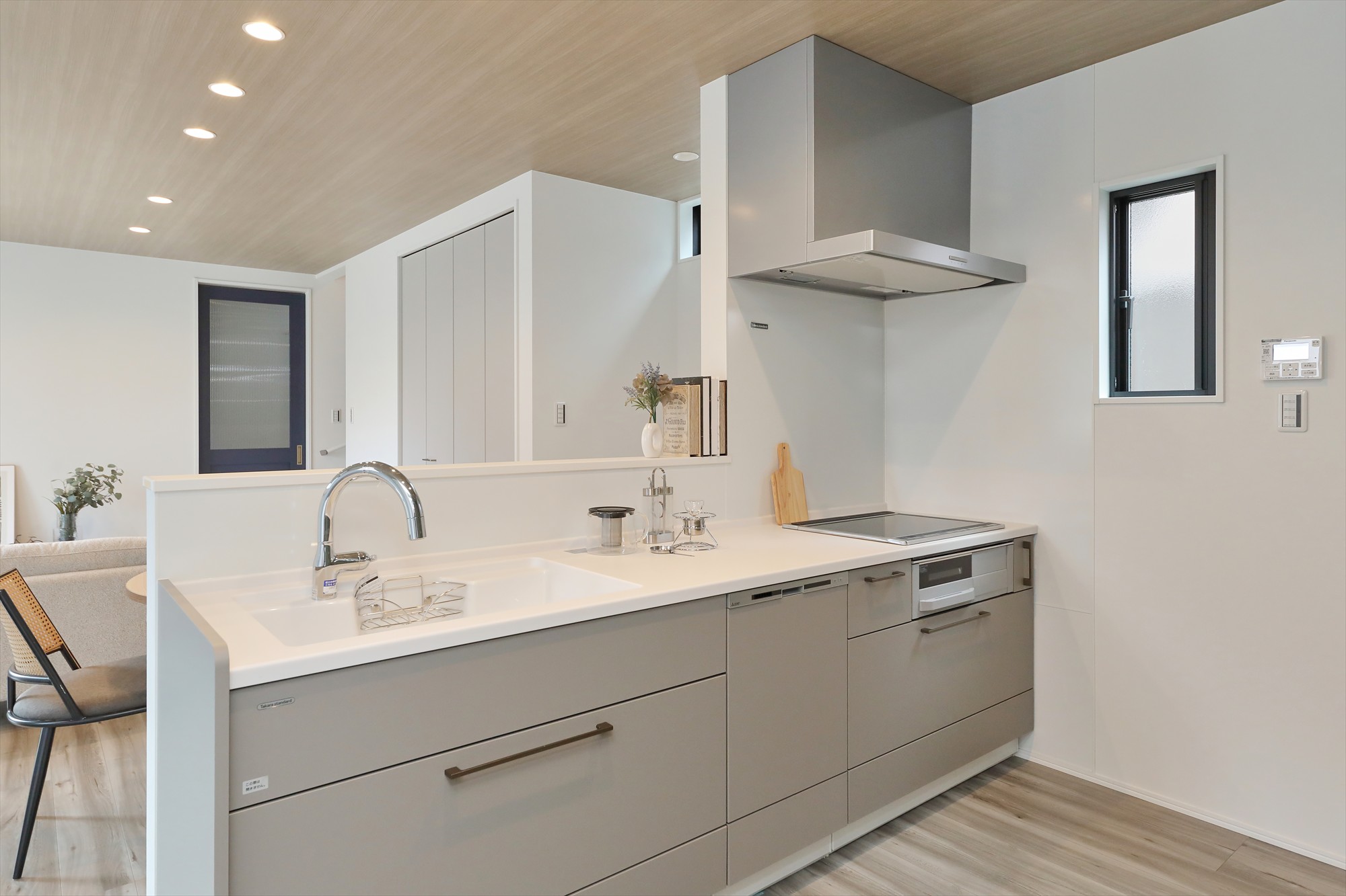 光と木の温もりが広がる、やさしい空間