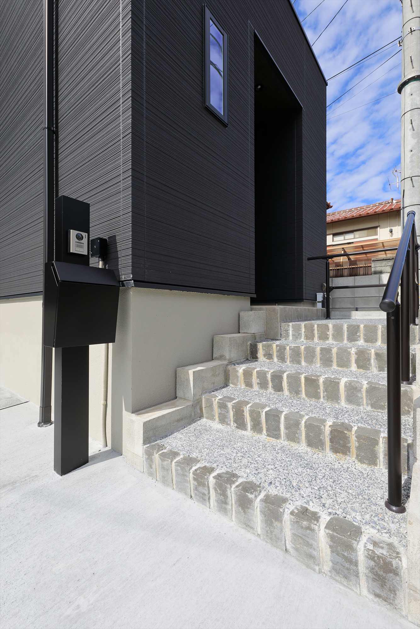 暮らしを引き立てる、上質なシンプルモダン住宅