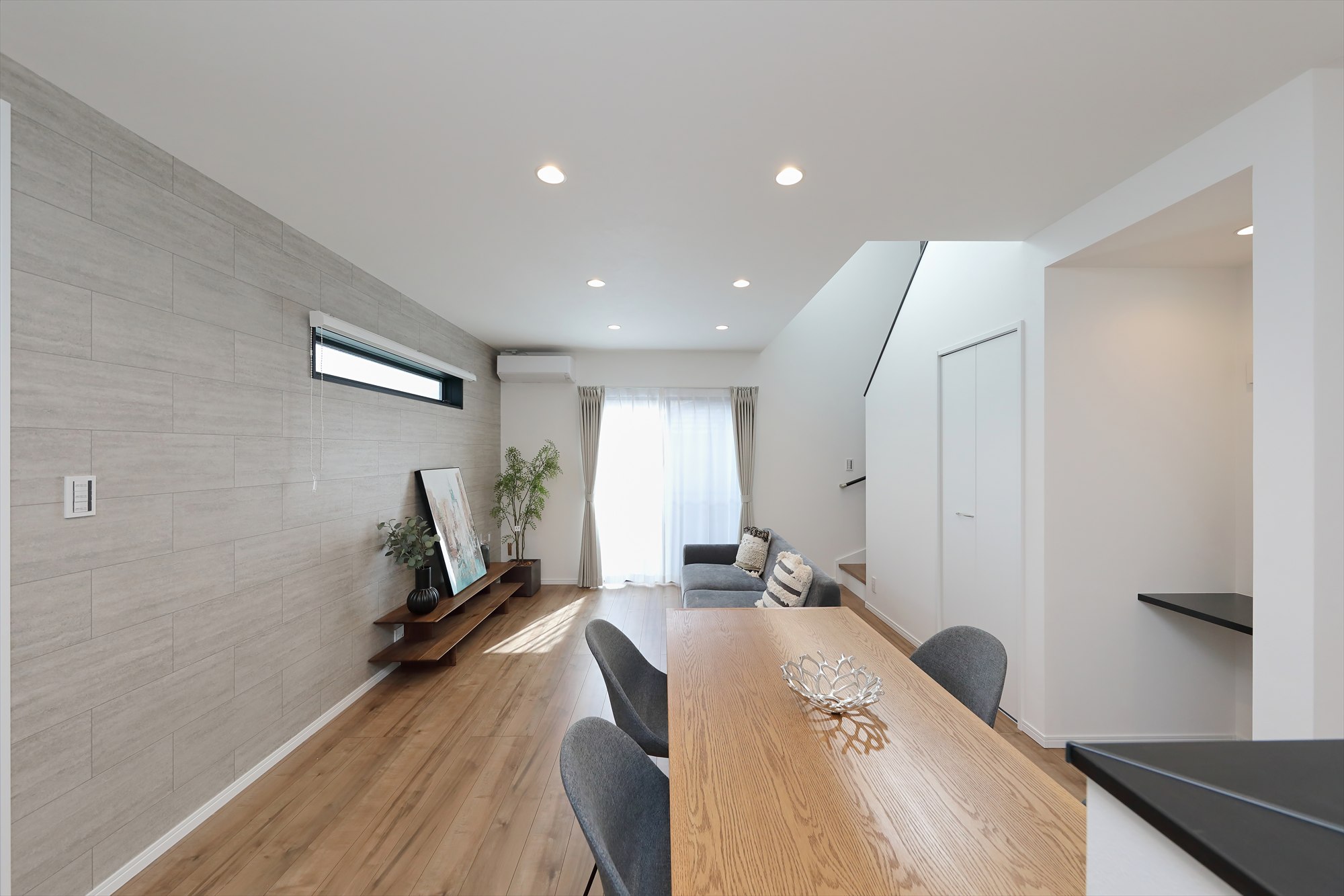 暮らしを引き立てる、上質なシンプルモダン住宅