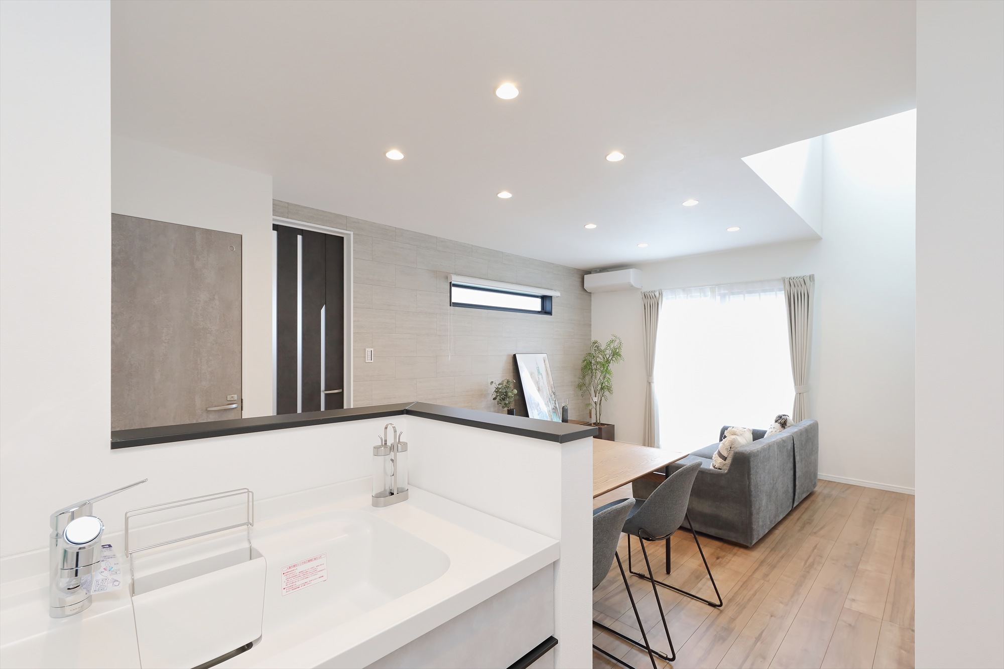 暮らしを引き立てる、上質なシンプルモダン住宅