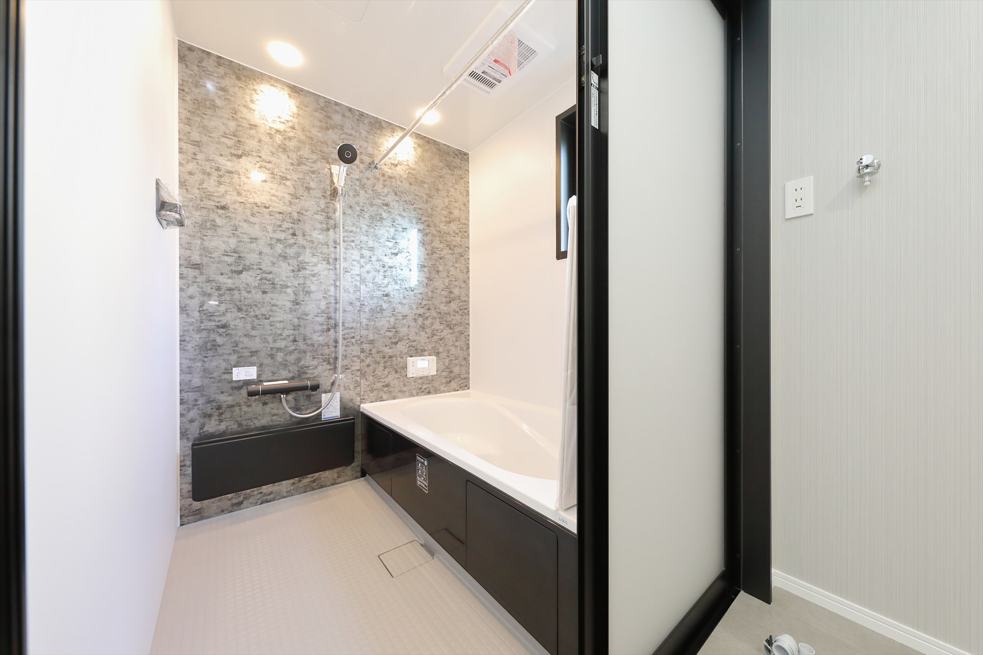 暮らしを引き立てる、上質なシンプルモダン住宅