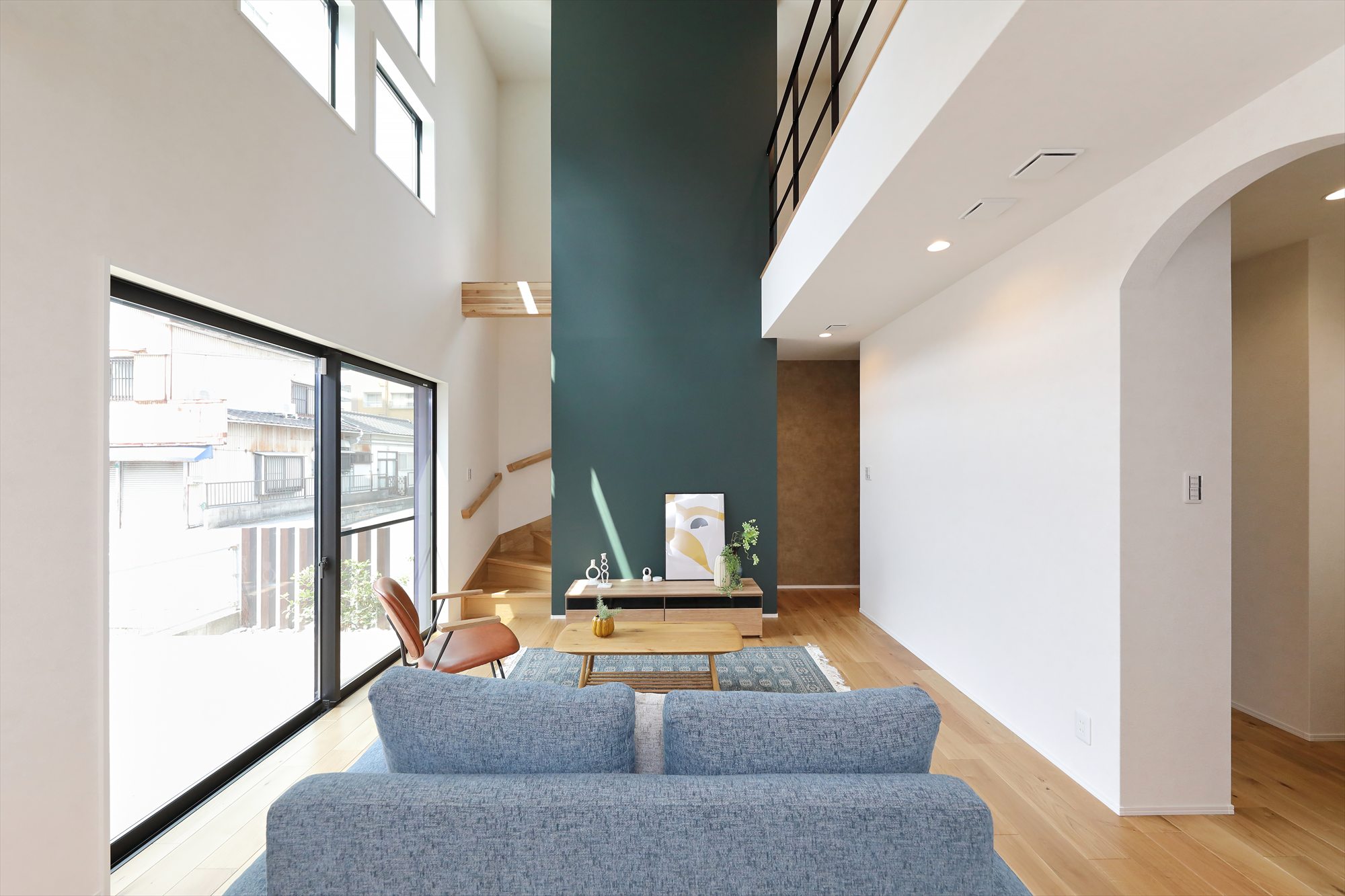 光と素材が奏でる、柔らかな開放空間