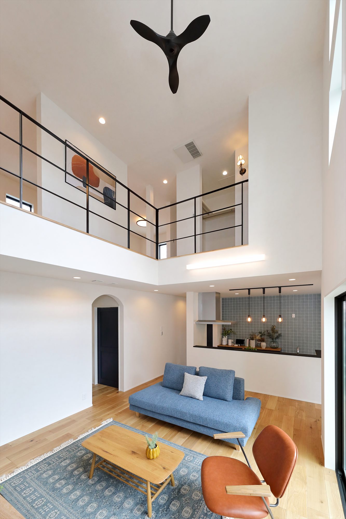 光と素材が奏でる、柔らかな開放空間