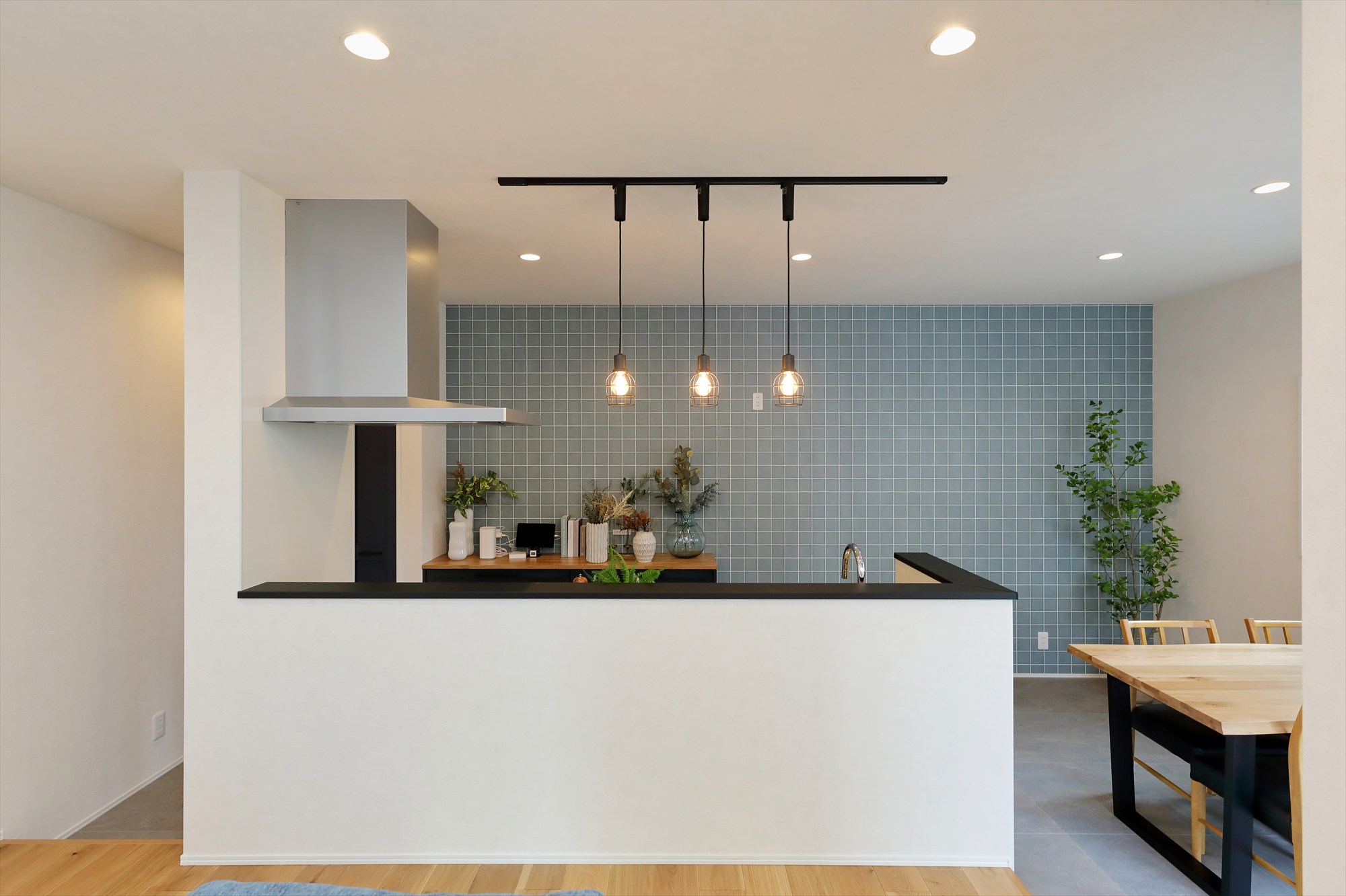 光と素材が奏でる、柔らかな開放空間